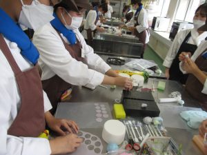 調理室に色とりどりの薔薇が咲きました！