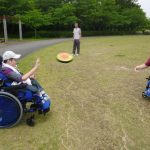 車いすでフリスビー