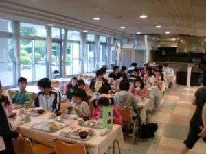 みんなで食事