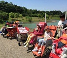池の周りをゆっくりと見学する生徒