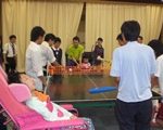 テーブル競技をする生徒たち