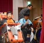 文化祭でウクレレを演奏する生徒