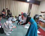 聖母マリアに扮する教頭先生と子どもたち