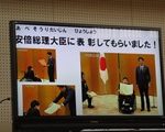 安倍総理大臣から表彰を受ける生徒