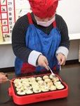 たこ焼きを作る生徒
