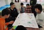 自作のすごろくで交流する生徒