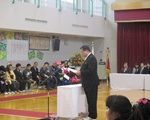 卒業証書を授与する校長先生