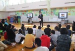 修了式の挨拶をする校長先生