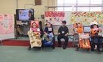 送り出される卒業生たち