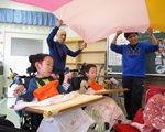 パラバルーンを楽しむ生徒