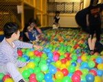 ボールプールで遊ぶ児童