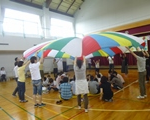 パラバルーンをする教員と児童