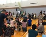 始業式で画面に着目する生徒