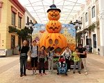 ハロウィンタワーの前で記念撮影