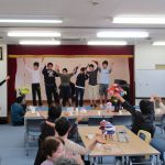 YMCAを踊るお年寄り