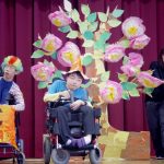 文化祭のステージ発表をする生徒