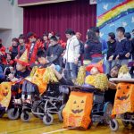 文化祭の舞台発表をする生徒たち