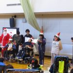 集会で説明を行う生徒