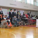 卒業式を迎える生徒