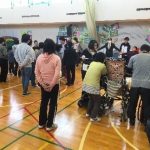 ありがとうの歌を踊る児童生徒