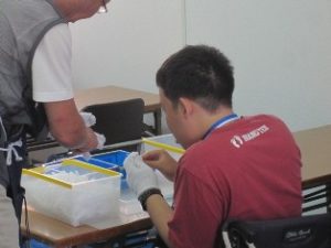 実習で部品を組み立てる生徒
