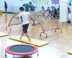 トランポリンをする児童