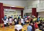 文化祭で舞台発表をする小学部児童