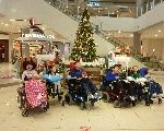 クリスマスツリーの前で記念撮影