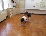 雑巾がけをしています