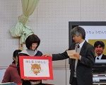 校長先生が話をしている写真