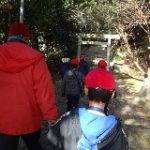 神社への石段をみんなで登りました