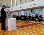 卒業式の挨拶をする校長先生