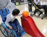 器具を使ってボウリング