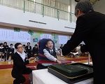 校長先生から卒業証書を受け取る児童