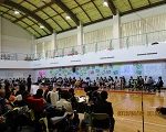入学式で整列する児童生徒