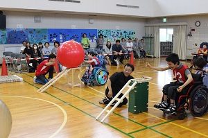 玉をころころ