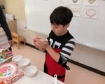 おにぎりを作っている様子1