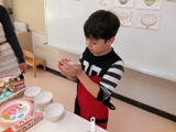 おにぎりを作っている様子1