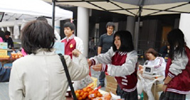 文化祭・産業教育フェアでの実習製品販売の様子