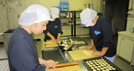 農林クッキー作りの様子