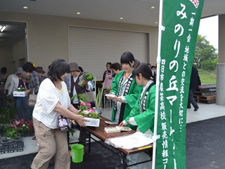 みのりの丘マーケットの様子