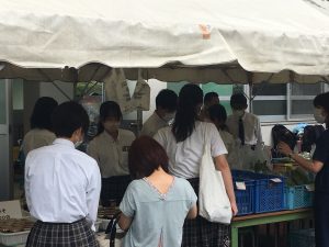 農産物販売大盛況