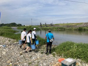 職業体験として、小学生を対象にした水生生物調査に協力しました