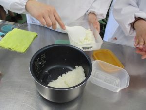 生活文化科１年生　調理実習、始まりました