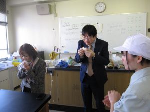 四日市市文化まちづくり財団、手延製麺所の方の特別講義を行ないました。