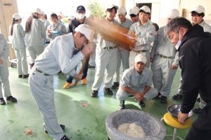 １年生農業の３学科の餅つき実習