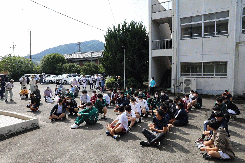 いつも通っている学校への道のりや、地区内の駅・バス停などの清掃活動を通じて、自分たちの日頃の生活や周囲の人々への感謝を形にしようということで、家城地区内の清掃（クリーン作戦）に参加しました。