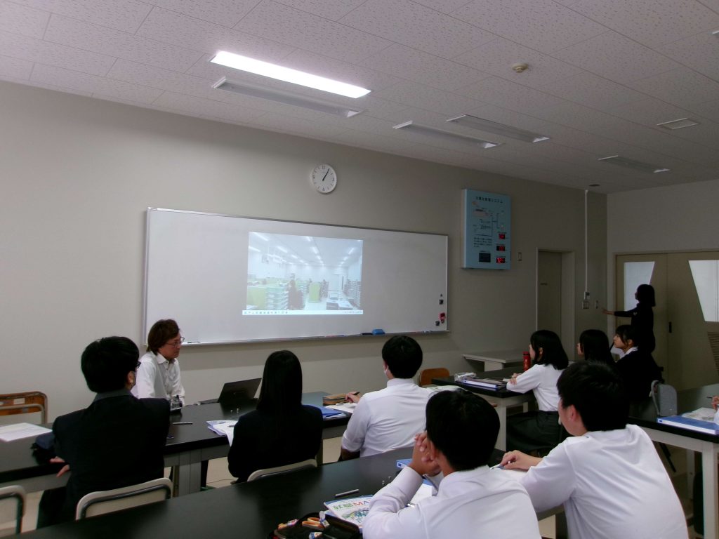 1年次 「産業社会と人間」の授業にて、進路ガイダンスを行いました