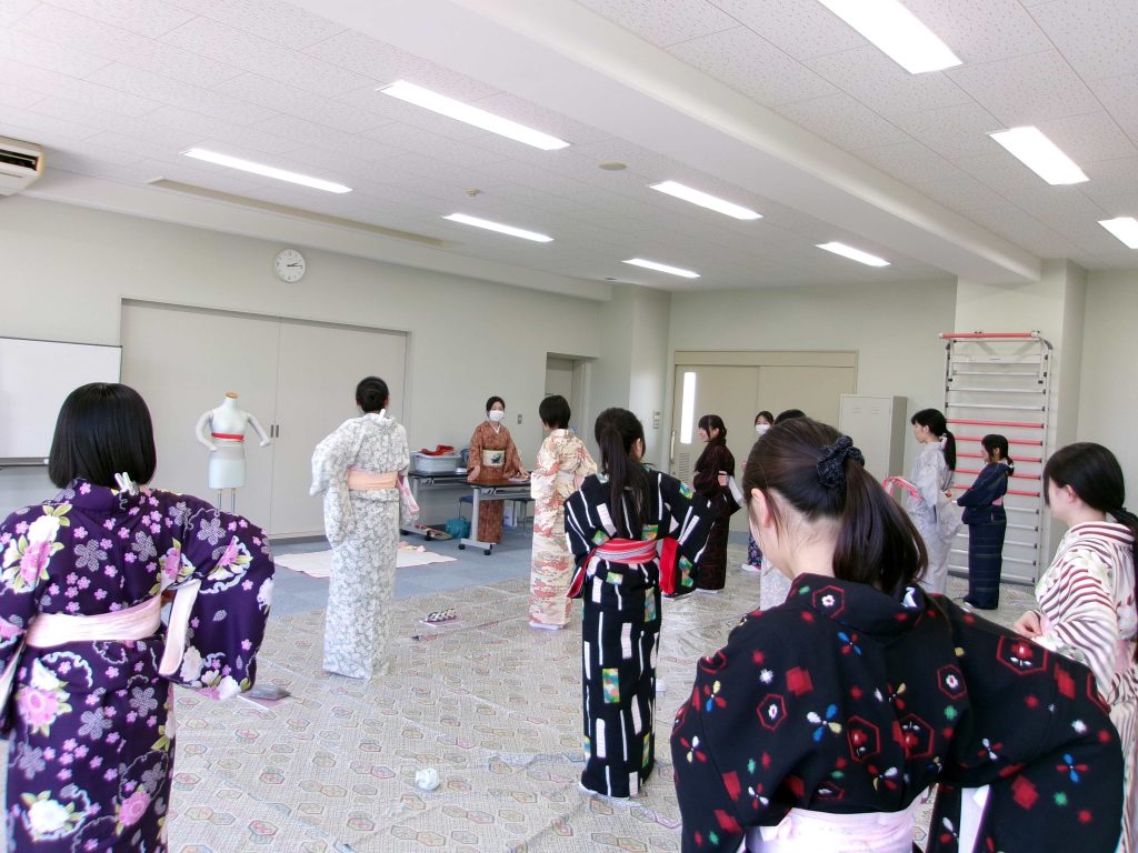 ３年次　選択科目「着付け」の授業