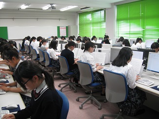 生徒がパソコンに向かっている写真その1